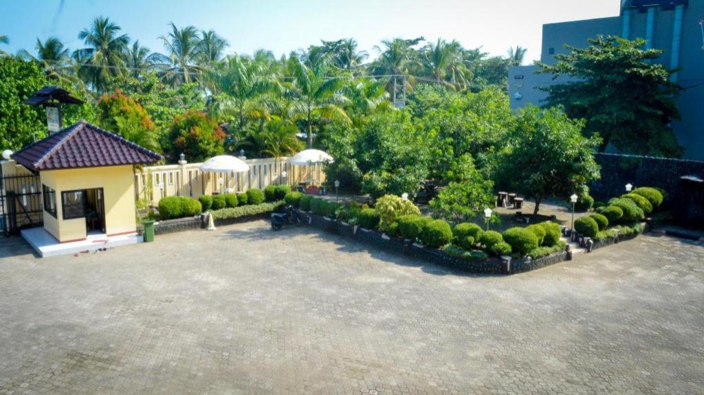 Uni Beach Hotel Pangandaran Exterior photo